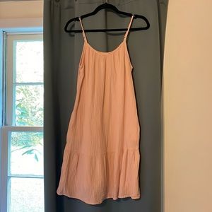 Flowy pink dress with pockets